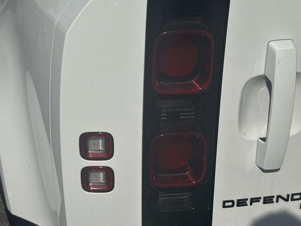 2023 Land Rover Defender 110 SE